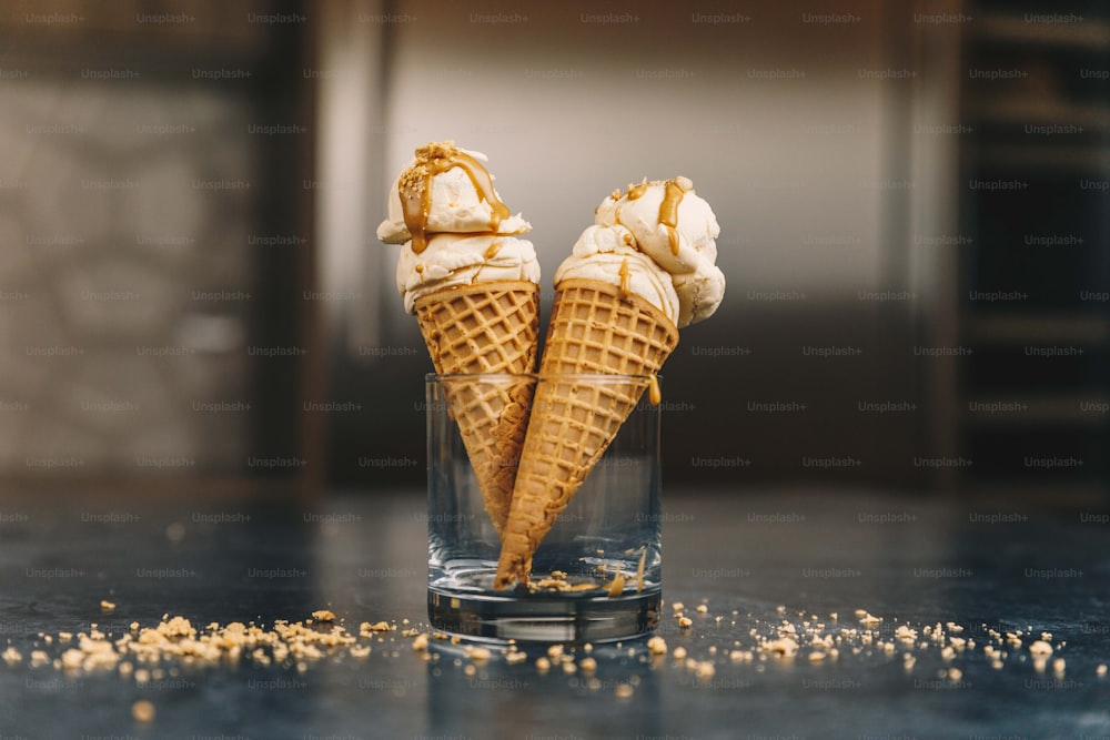 um par de cones de sorvete sentado em um copo