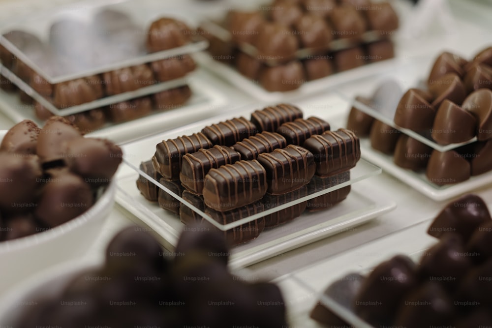 um close up de muitos tipos diferentes de chocolates
