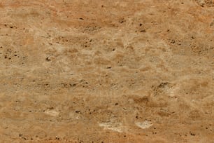 um close up de uma superfície de pedra com sujeira sobre ele