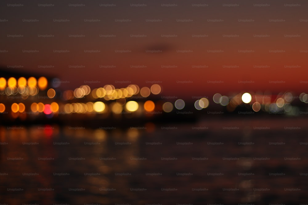 Una foto borrosa de un cuerpo de agua por la noche