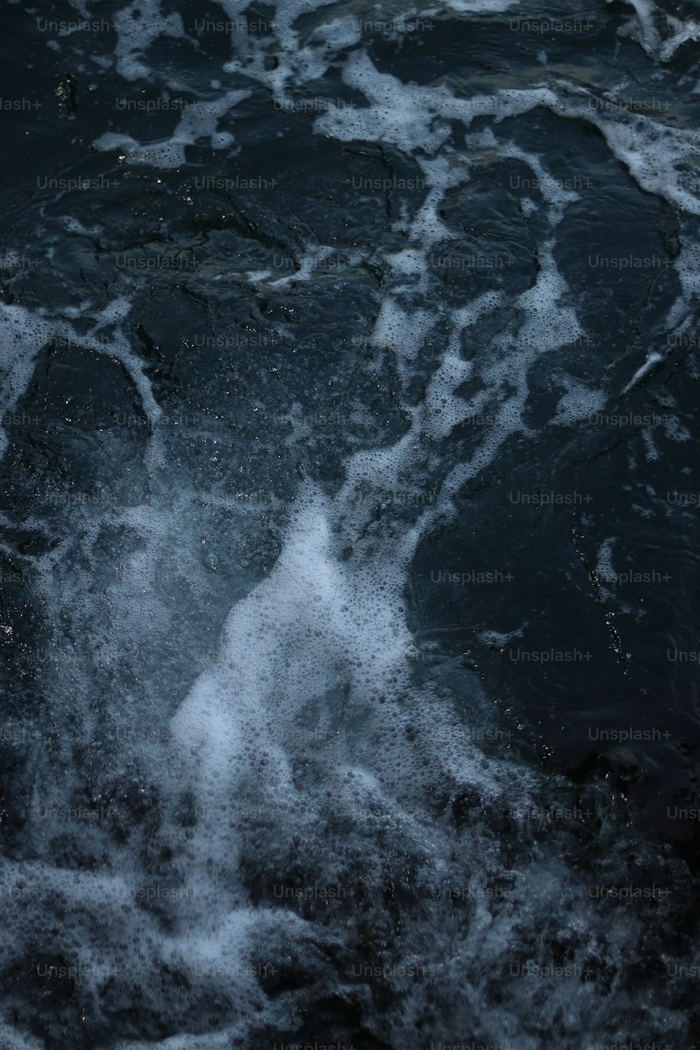 물의 흑백 사진