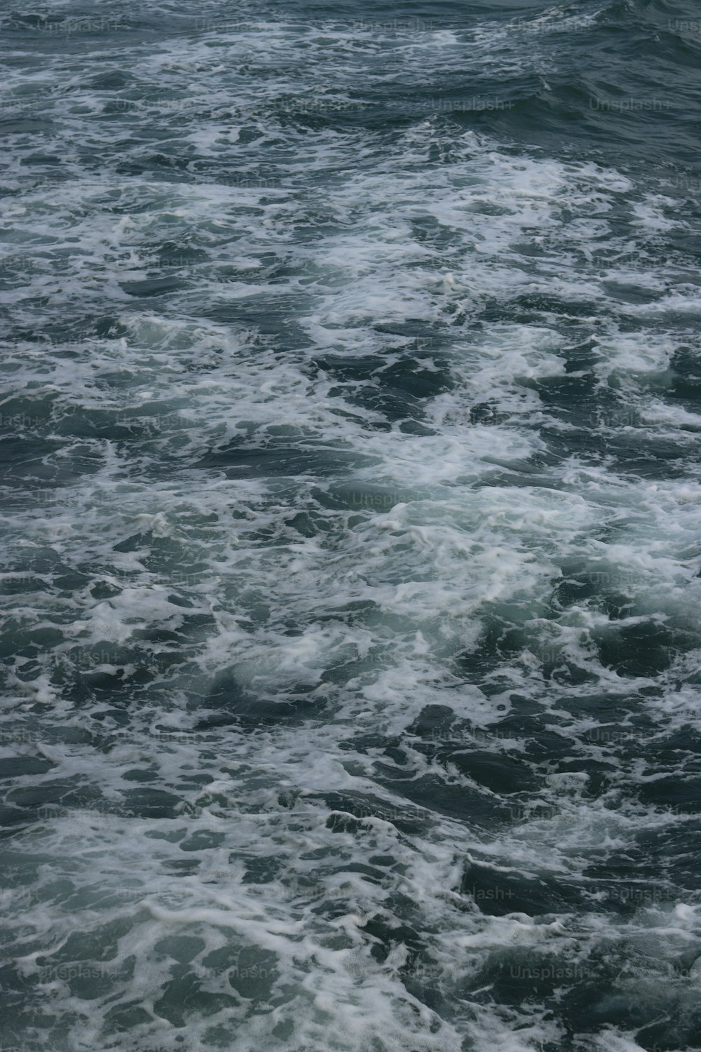 una gran masa de agua con muchas olas