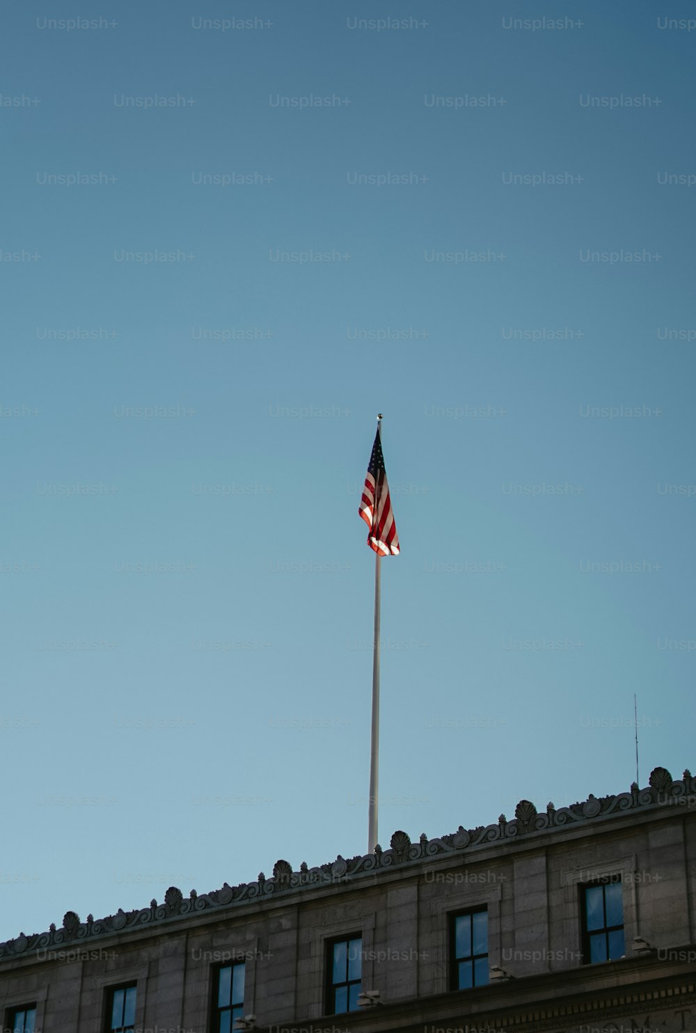 Un drapeau américain au sommet d’un bâtiment