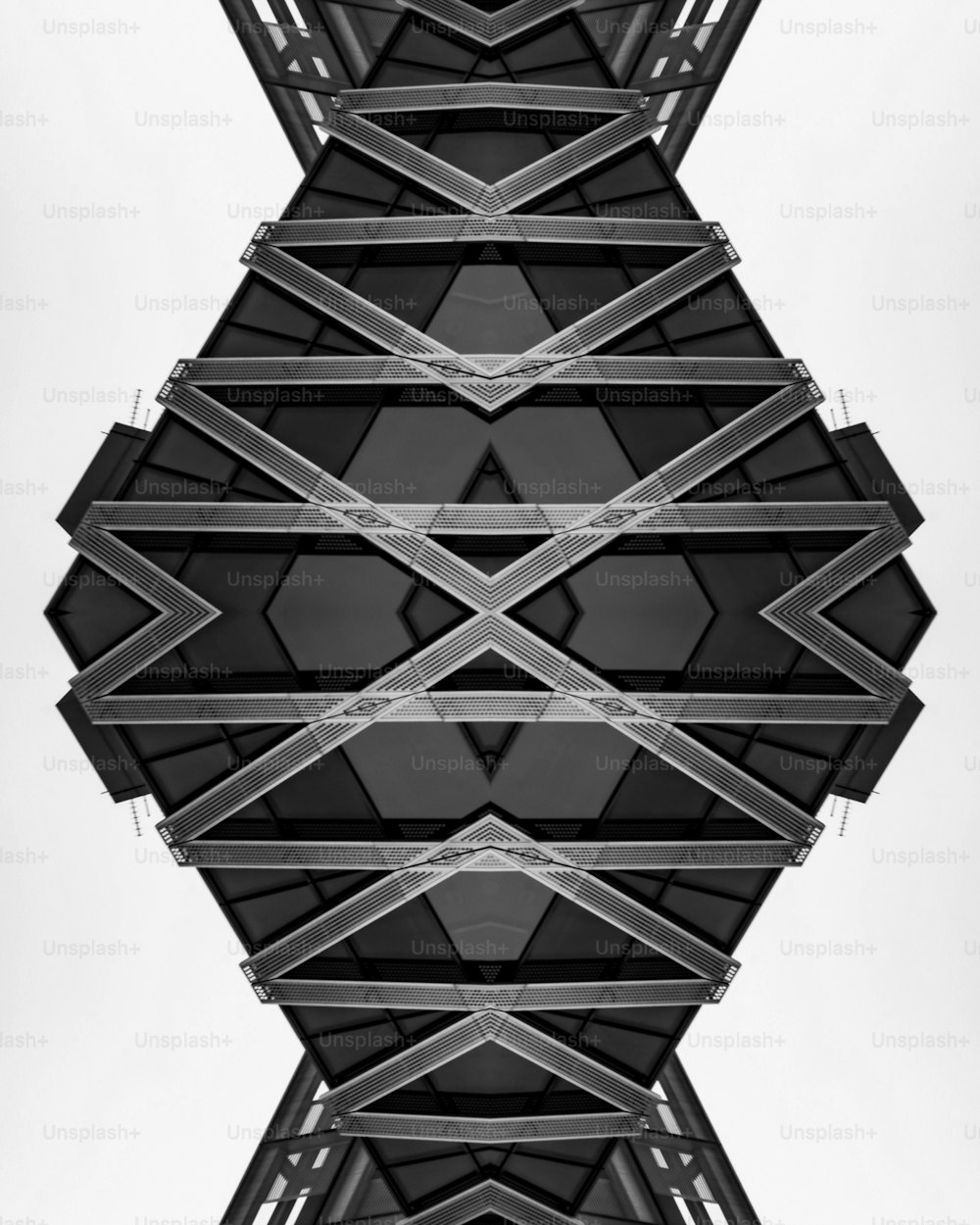 una foto in bianco e nero di una struttura