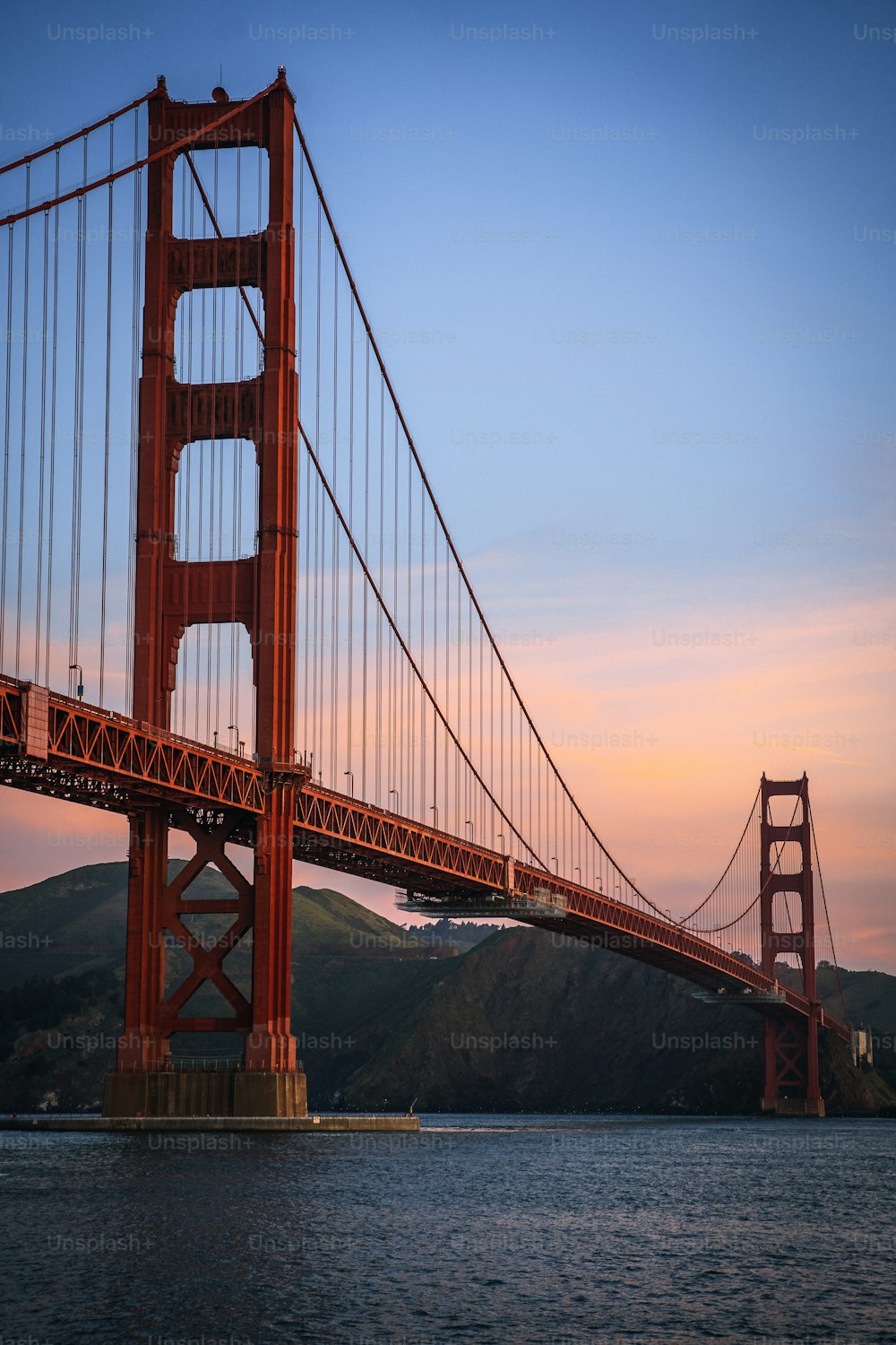 Die Golden Gate Bridge bei Sonnenuntergang vom Wasser aus gesehen