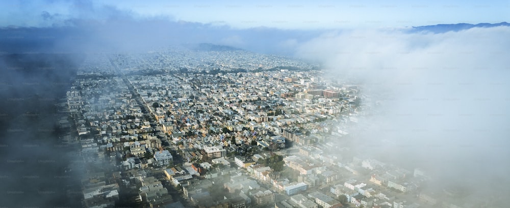 uma vista aérea de uma cidade cercada por nuvens