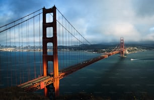 Una vista del Golden Gate Bridge dalla cima di una collina