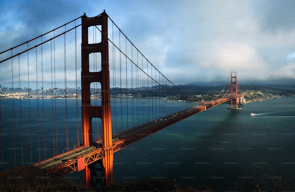 Blick auf die Golden Gate Bridge von der Spitze eines Hügels