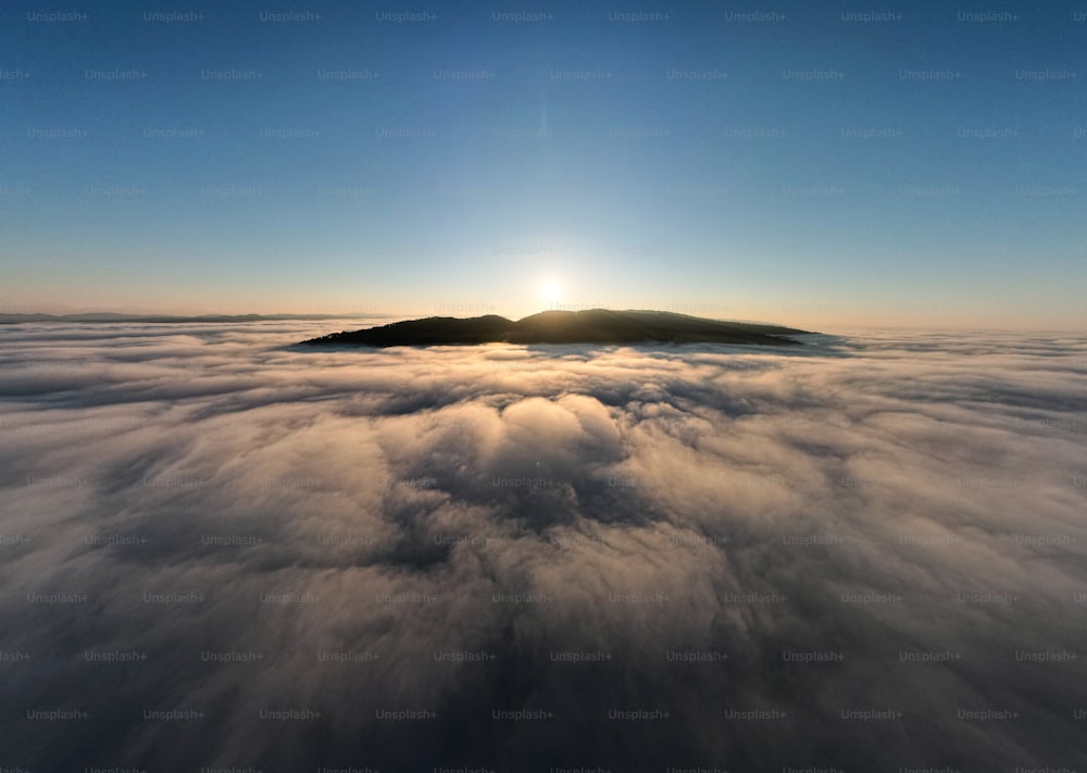 太陽は空の雲の上に輝いています