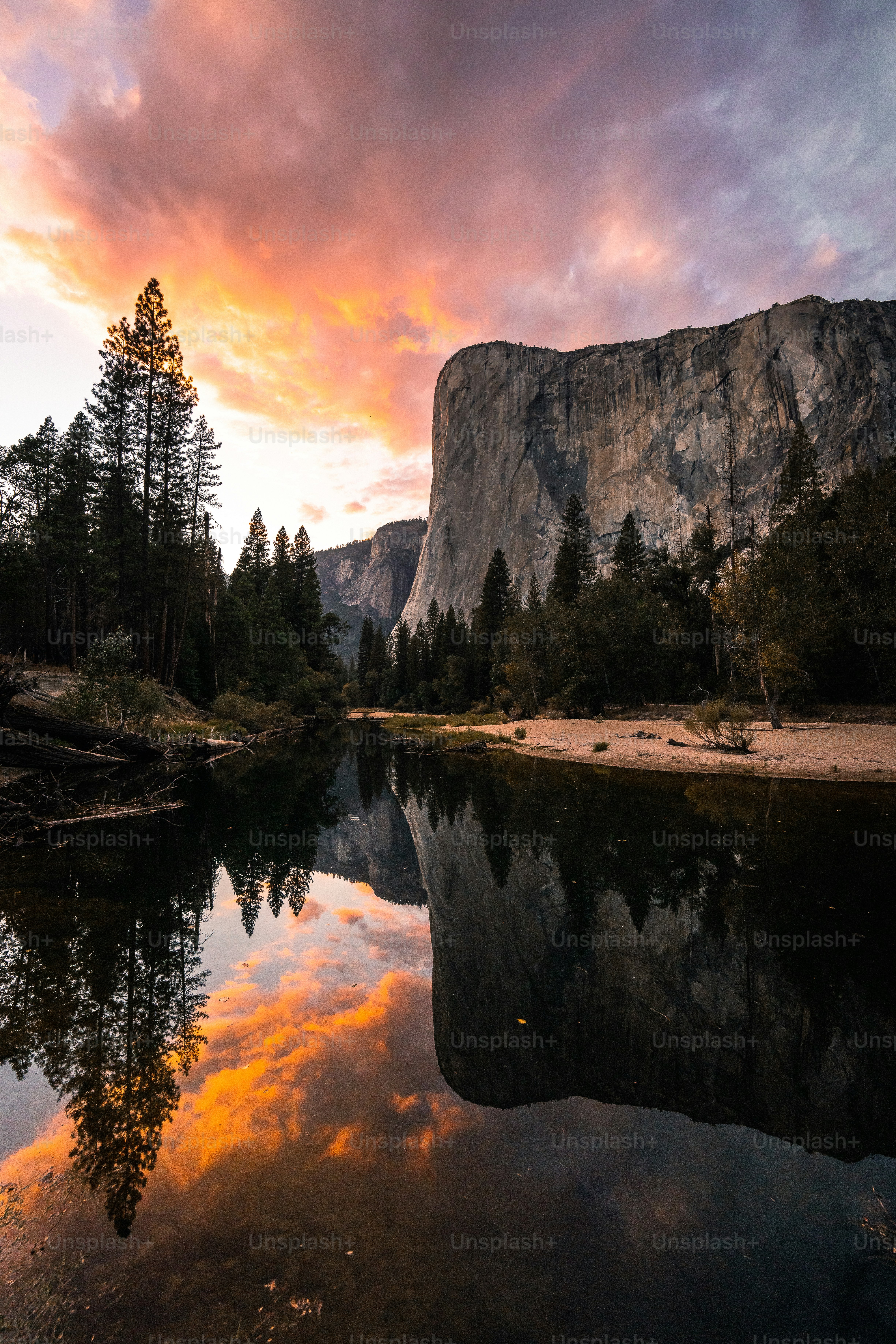 Une rivière avec une montagne en arrière-plan
