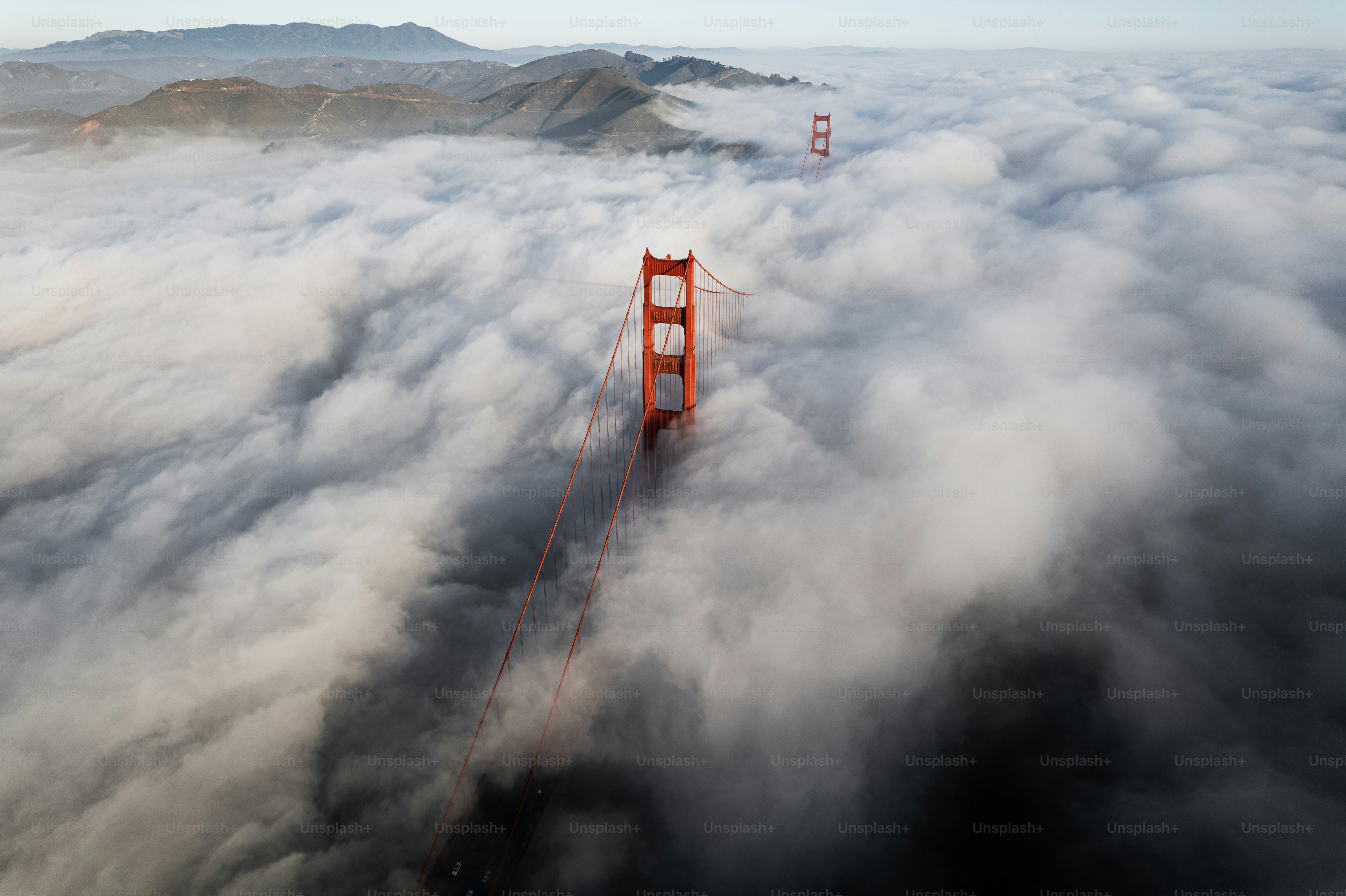 Una veduta aerea del Golden Gate Bridge tra le nuvole