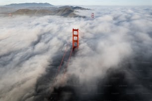 Une vue aérienne du Golden Gate Bridge dans les nuages