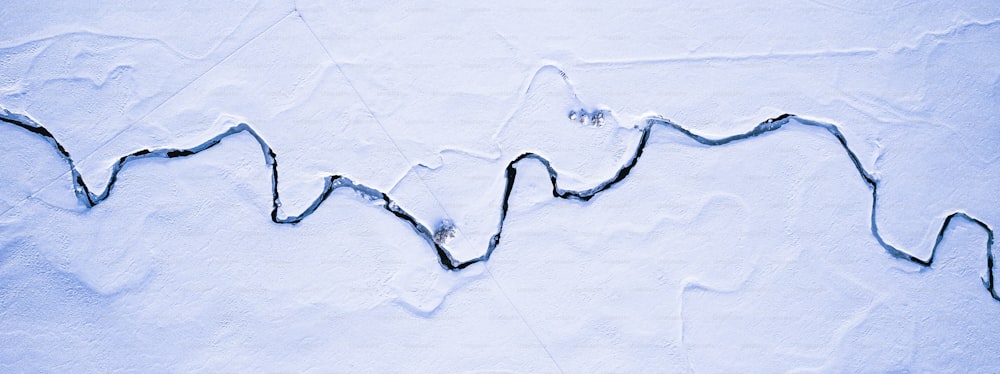Una imagen de algo de nieve y algunas líneas