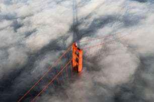 Una vista aérea del puente Golden Gate en las nubes