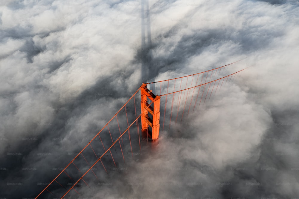 雲の中のゴールデンゲートブリッジの空撮