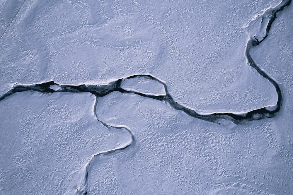 Una foto di un po 'di ghiaccio sull'acqua