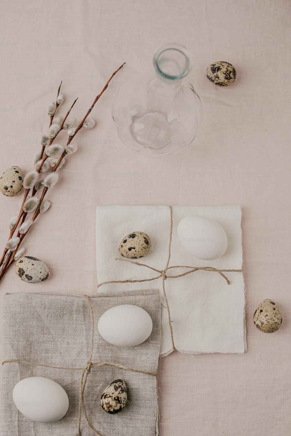 una mesa cubierta con huevos y un jarrón lleno de flores