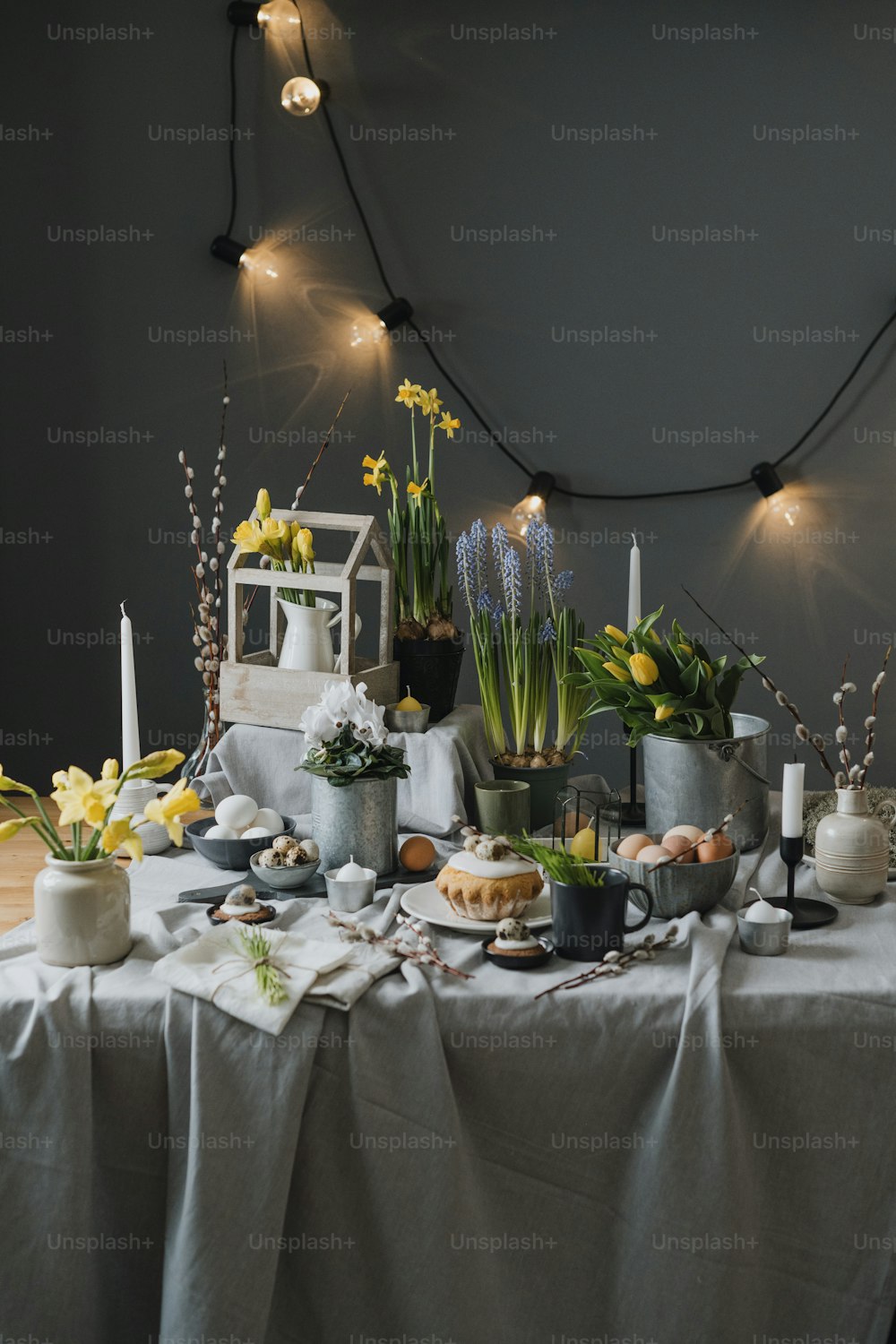 Una mesa cubierta con mucha comida y flores