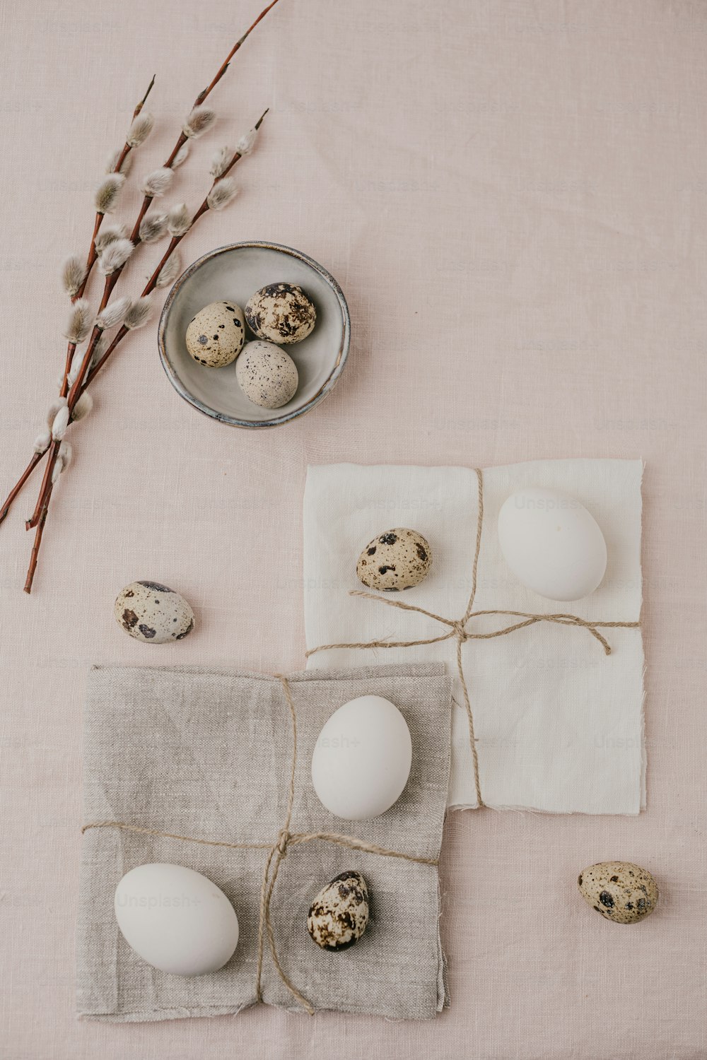 una mesa cubierta con huevos y un tazón de huevos
