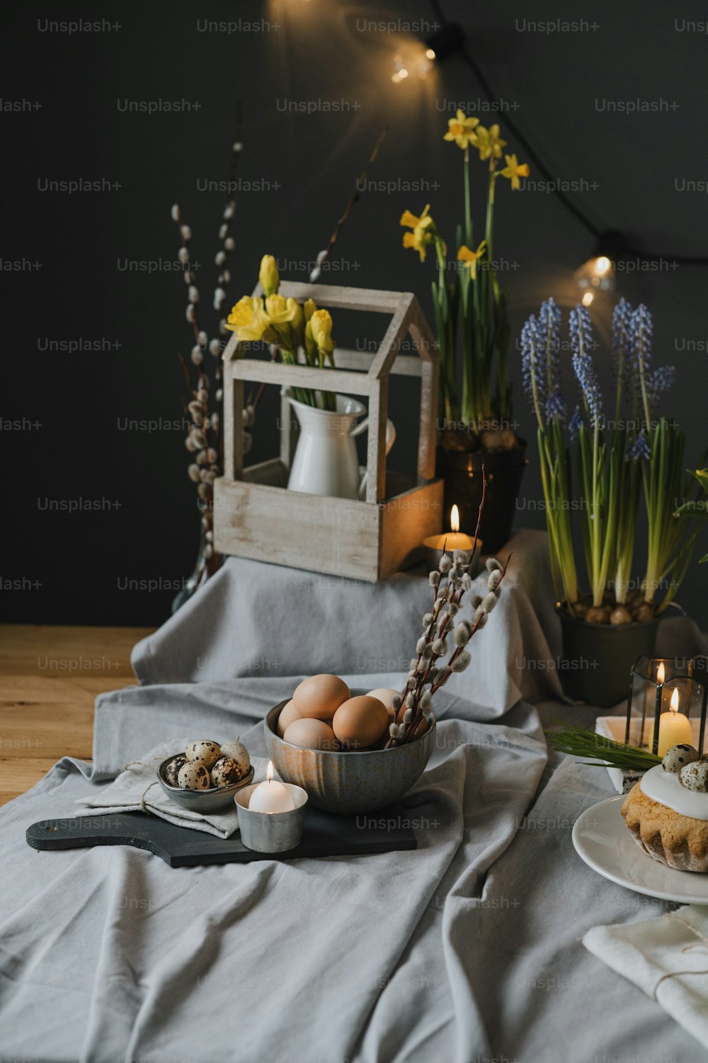 una mesa cubierta con platos de comida y flores