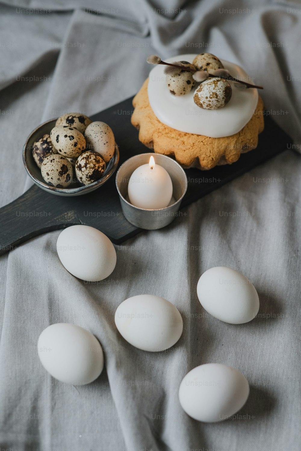una mesa cubierta con huevos y un pastel