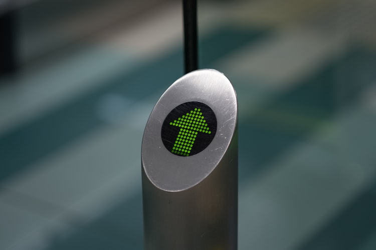 OURA Ring 4 bague connectée premium en titane noir
