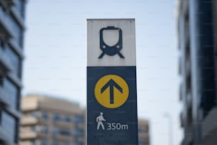 오른쪽을 가리키는 화살표가 있는 거리 표지판