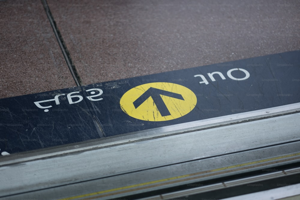 a one way sign on the side of a building