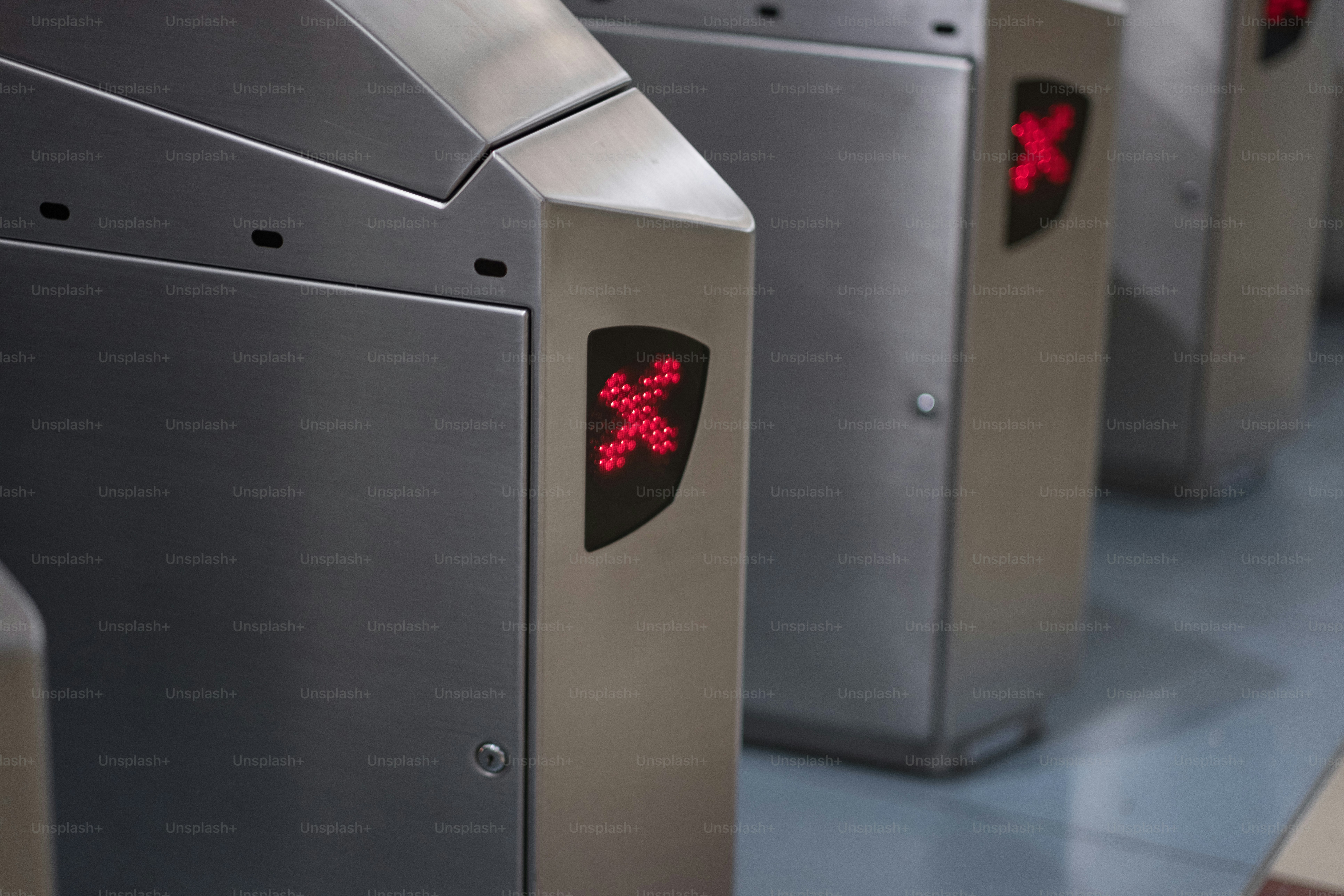 eine Reihe von Metallwendesteinen mit einem roten Kreuz darauf