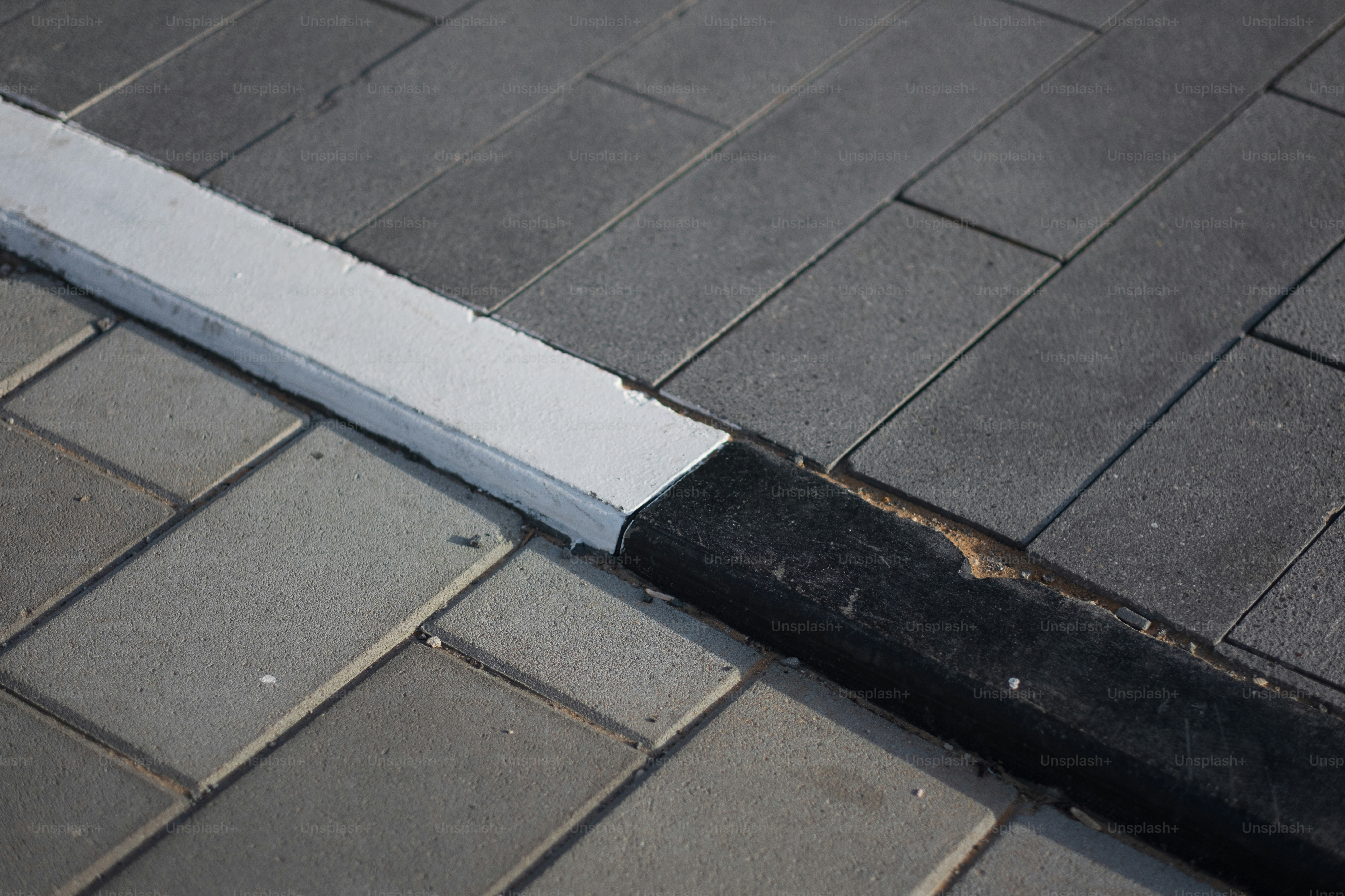 High-contrast pavement design.