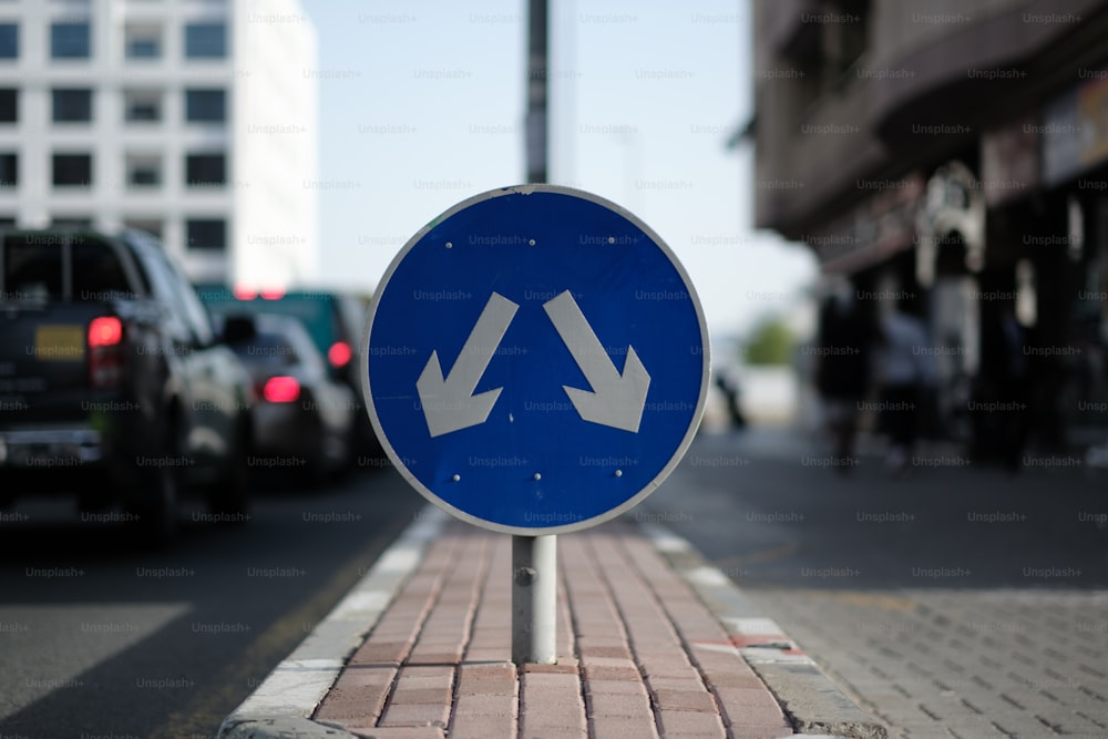 un panneau de signalisation bleu assis sur le bord d’une route