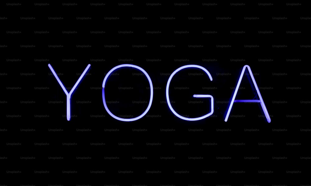Eine Leuchtreklame, auf der Yoga auf schwarzem Hintergrund steht