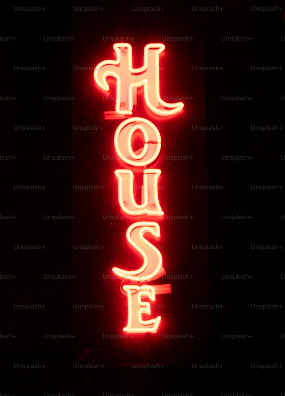 Un letrero de neón que dice House on it