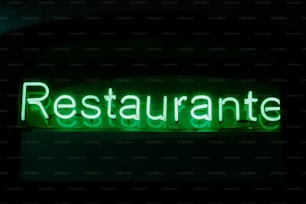 Une enseigne de restaurant illuminée dans le noir
