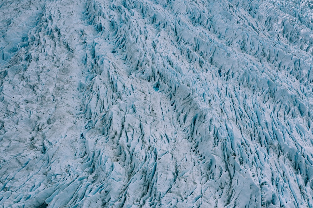 Luftaufnahme einer großen Gletscherwand