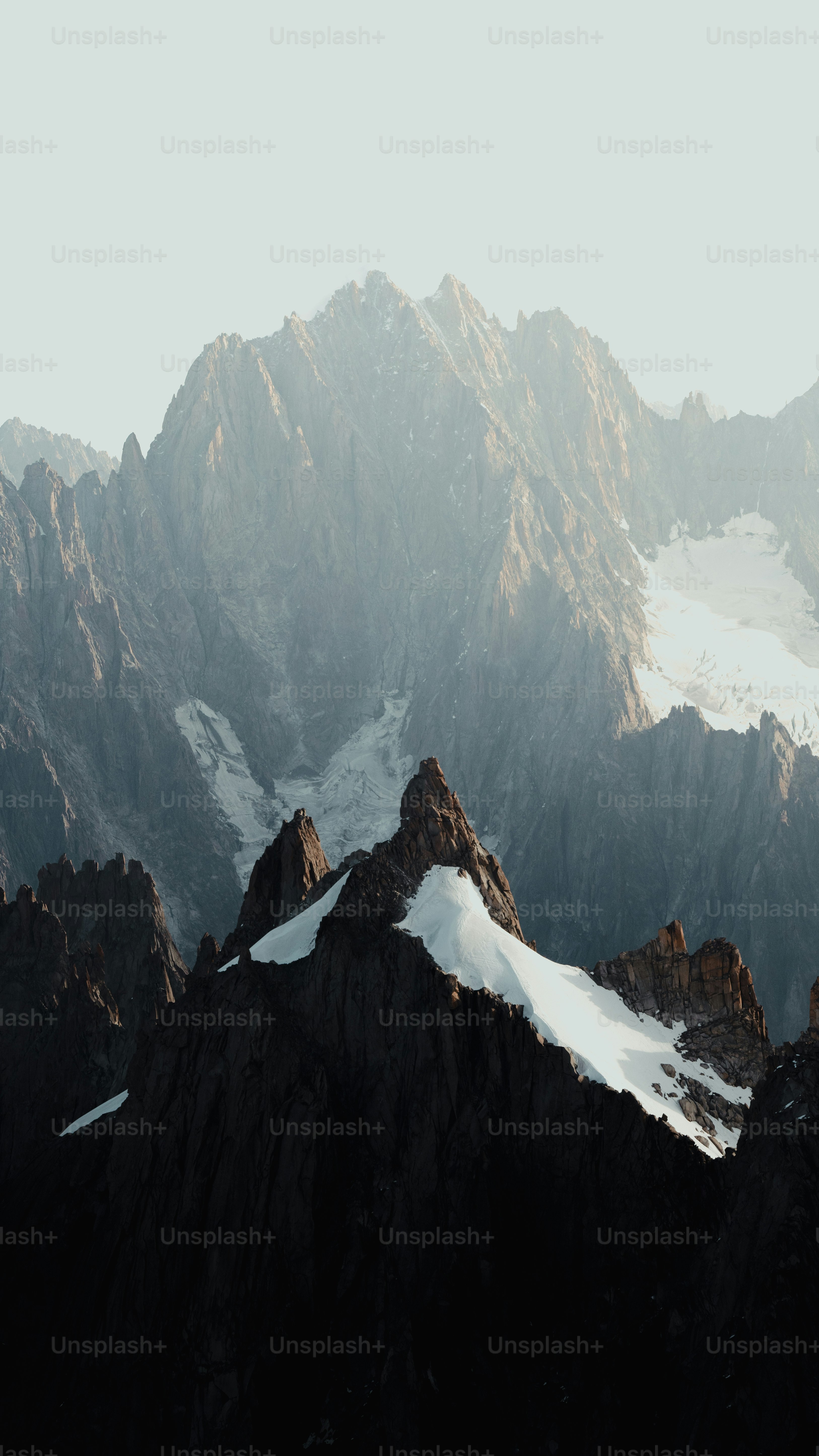 하늘을 배경으로 한 눈으로 덮인 산 그룹