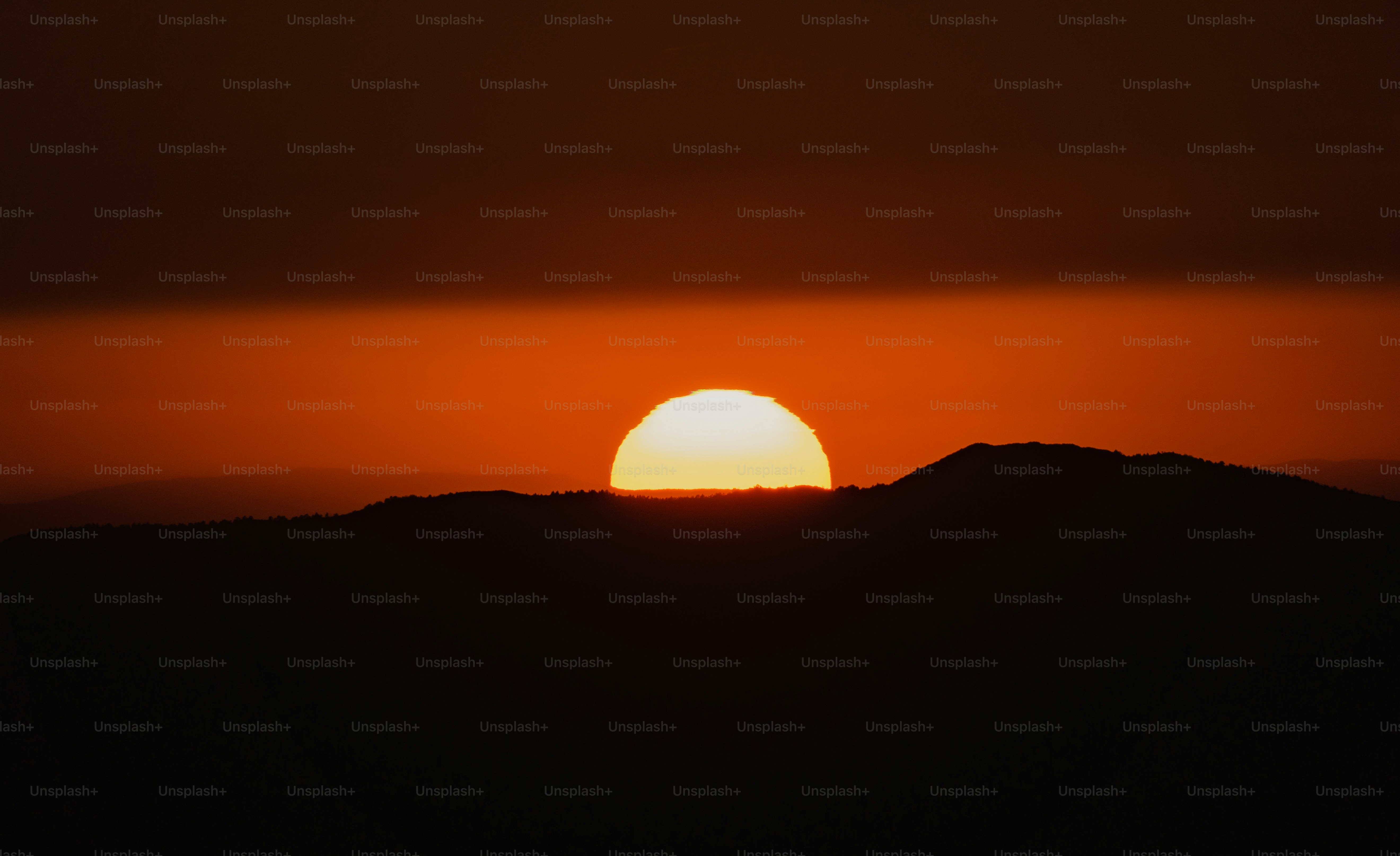 Die Sonne geht über einem Gebirge unter