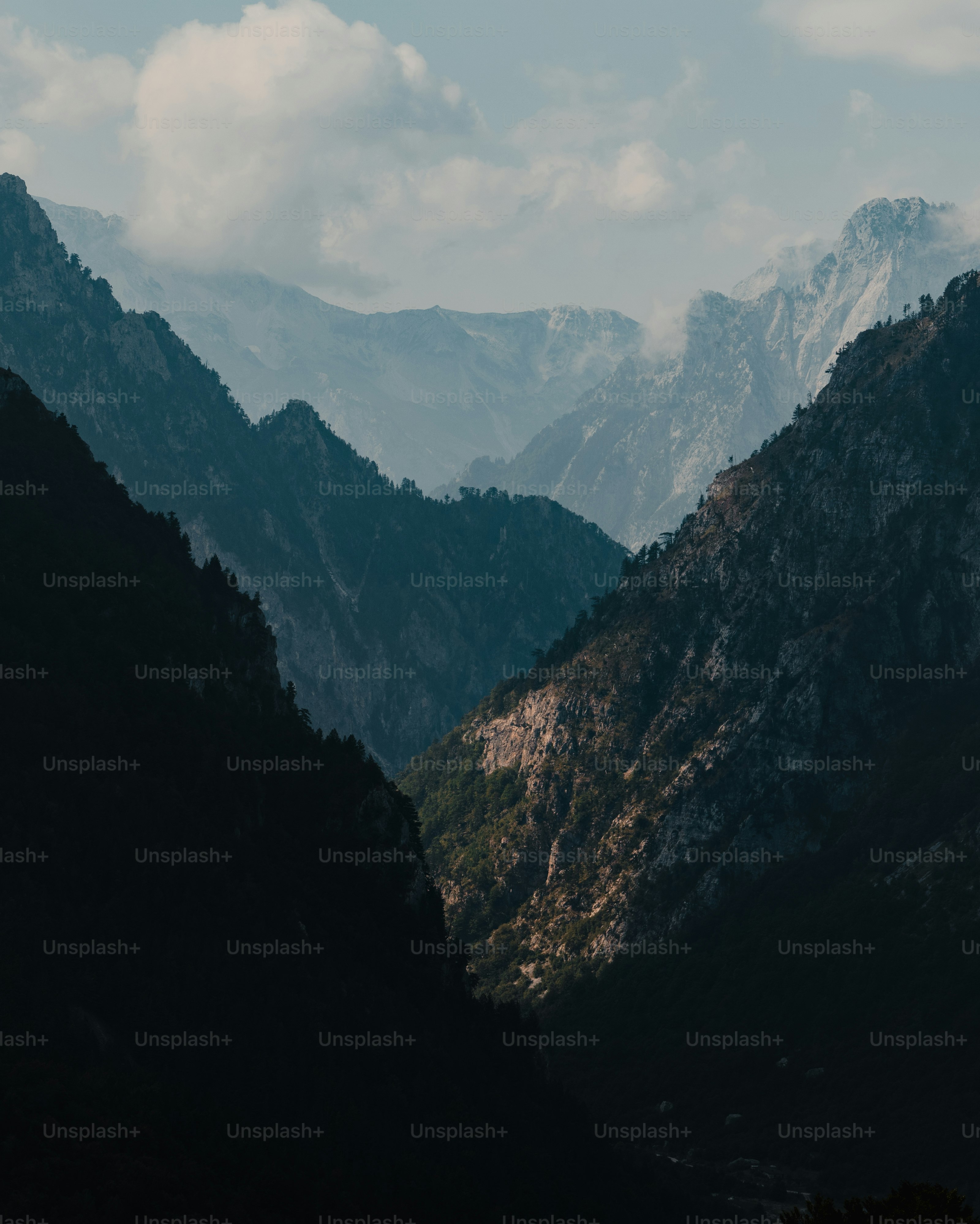 Blick auf eine Bergkette aus der Ferne