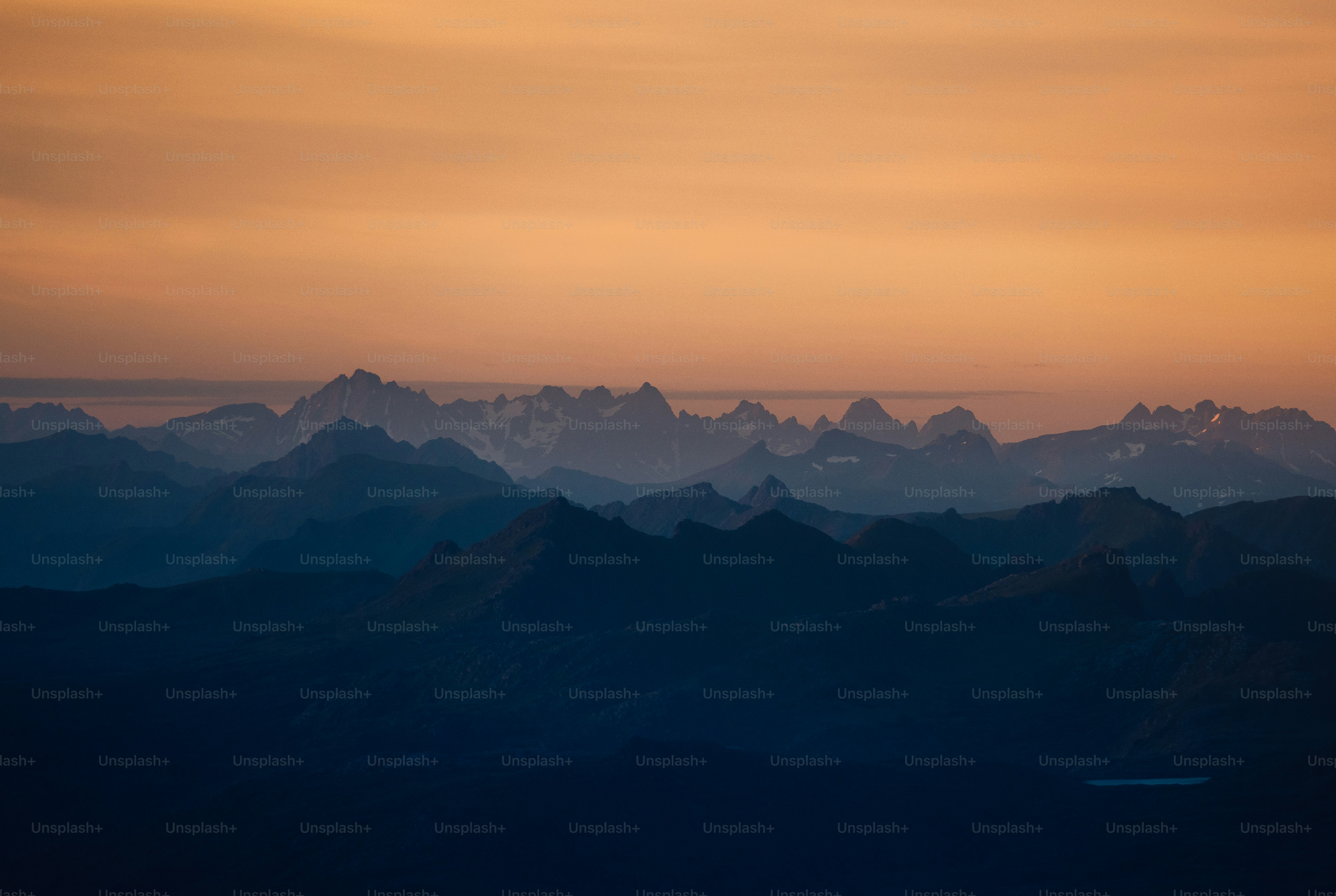 une vue d’une chaîne de montagnes au coucher du soleil