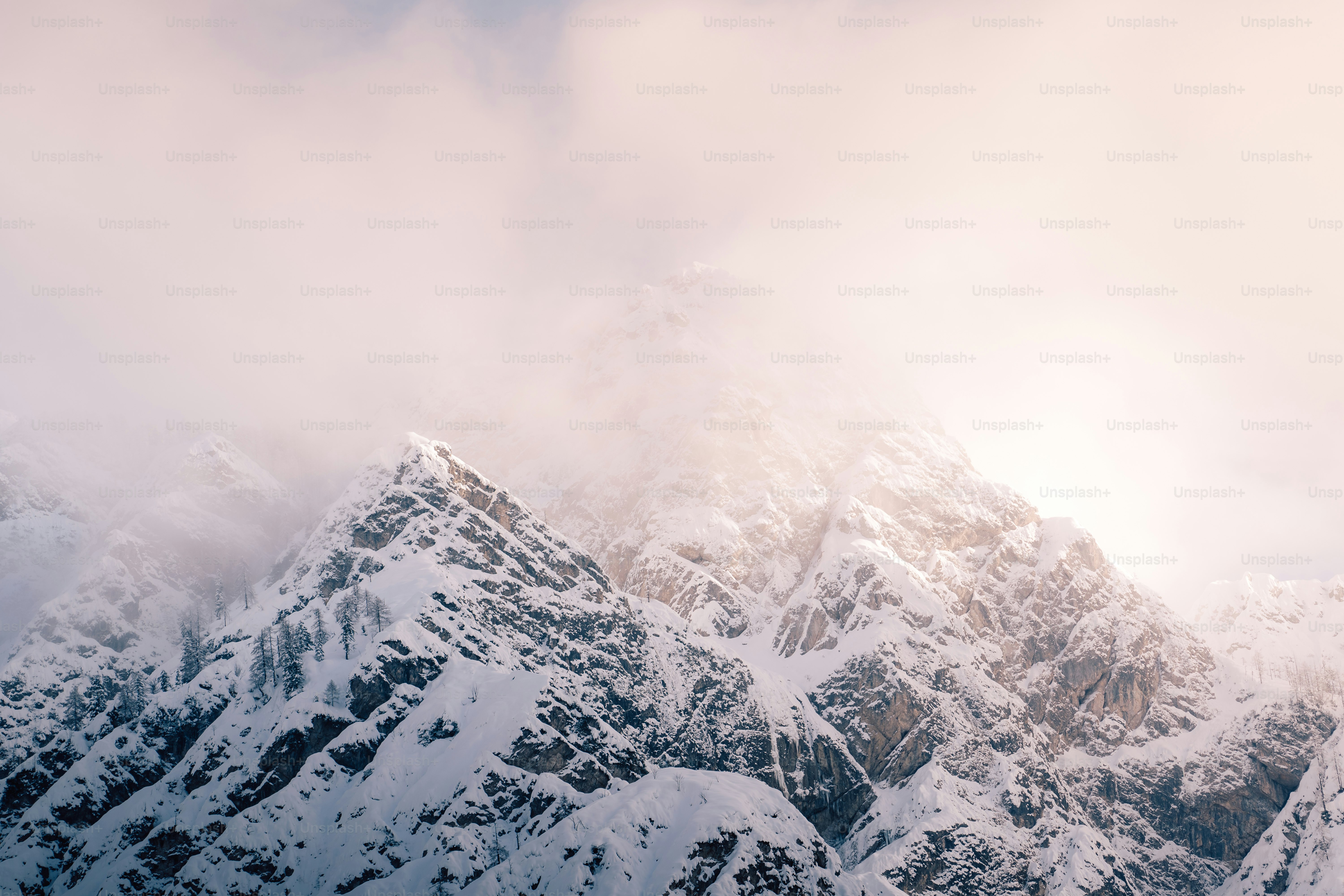 Ein sehr hoher Berg mit Schnee bedeckt unter einem bewölkten Himmel