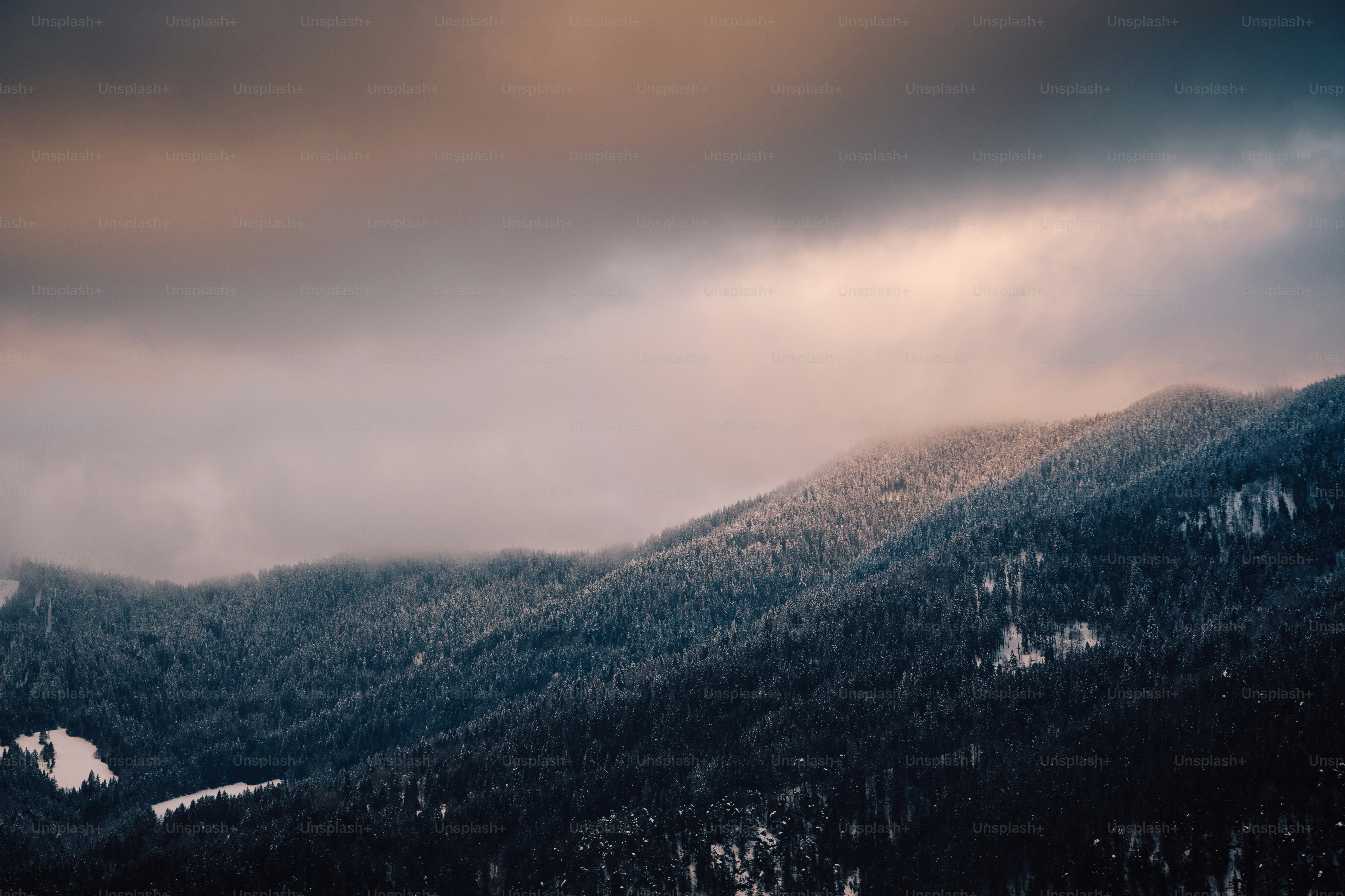 Ein schneebedeckter Berg unter einem bewölkten Himmel