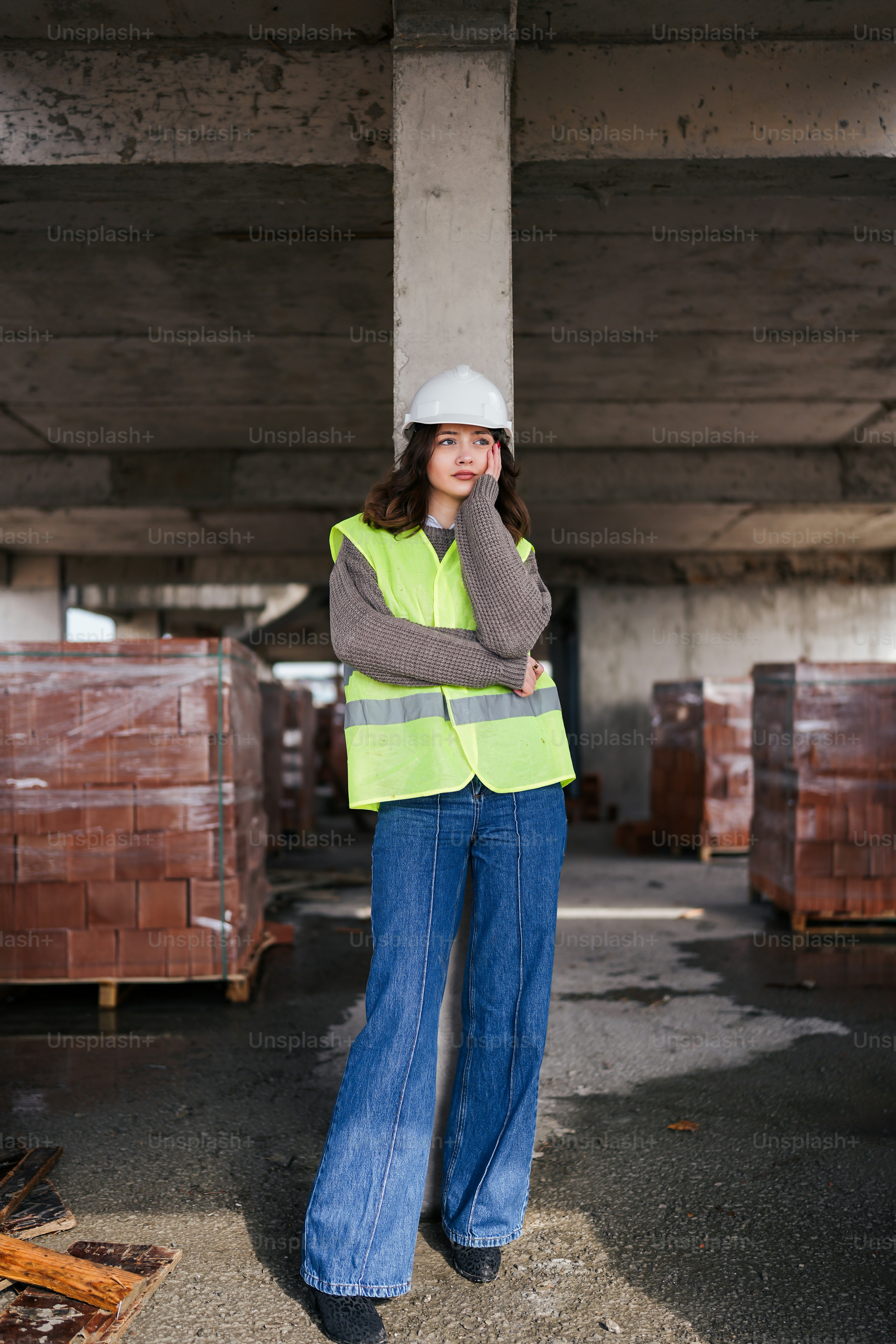 une femme portant un gilet de sécurité et un casque de sécurité