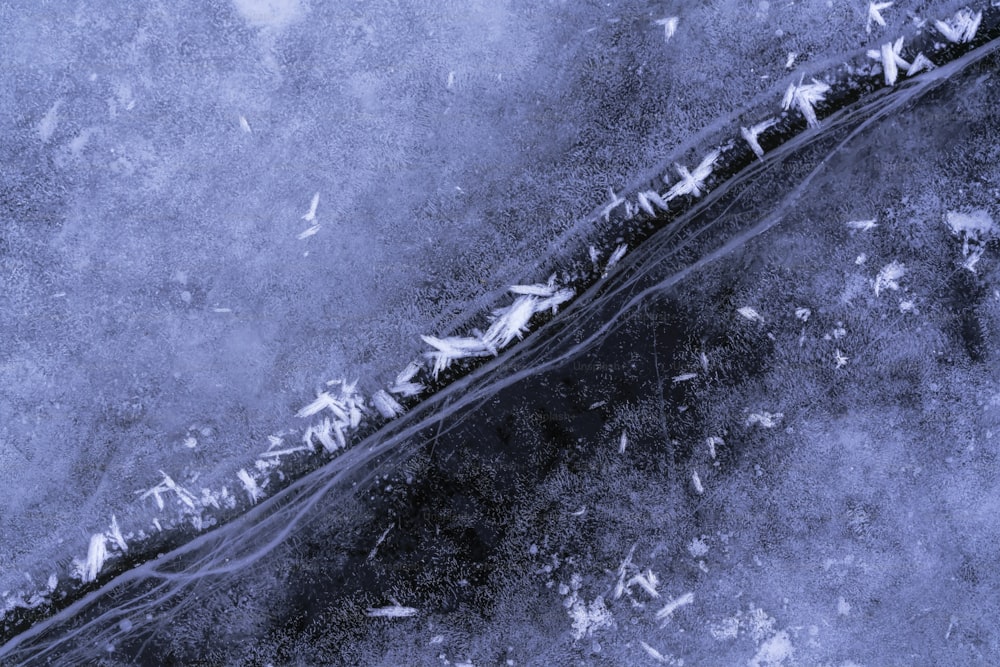 Luftaufnahme einer schneebedeckten Straße