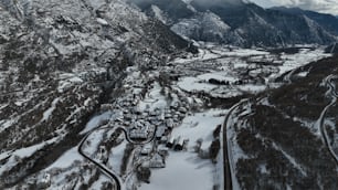 uma vista aérea de uma cidade montanhosa nevada