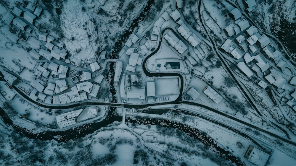 Una vista aérea de una ciudad cubierta de nieve