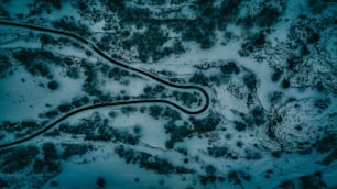 Luftaufnahme einer kurvenreichen Straße im Schnee