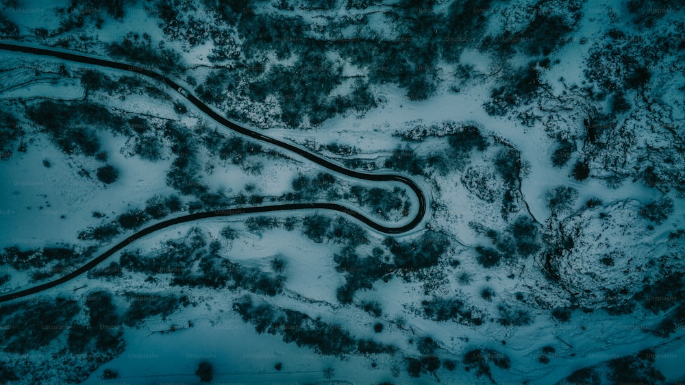 uma vista aérea de uma estrada sinuosa na neve