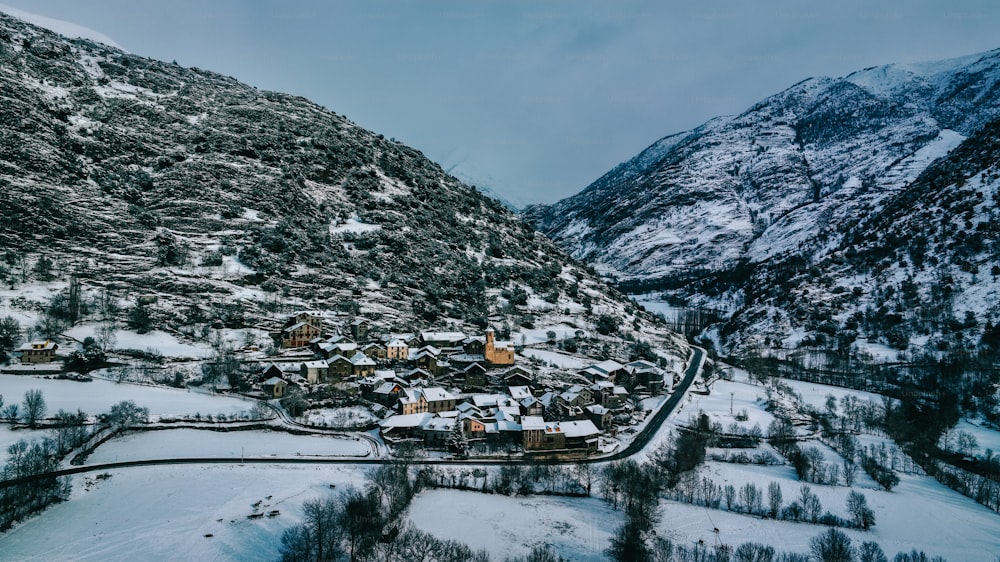 Un pequeño pueblo en medio de una montaña nevada