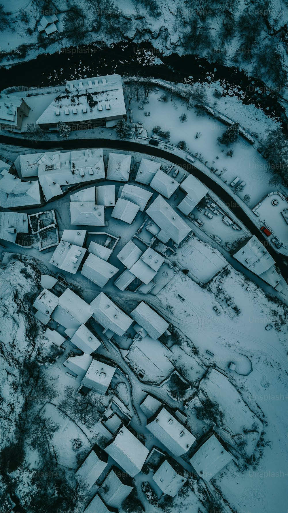 uma vista aérea de uma cidade na neve
