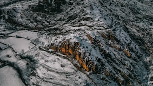 uma vista aérea de uma montanha coberta de neve